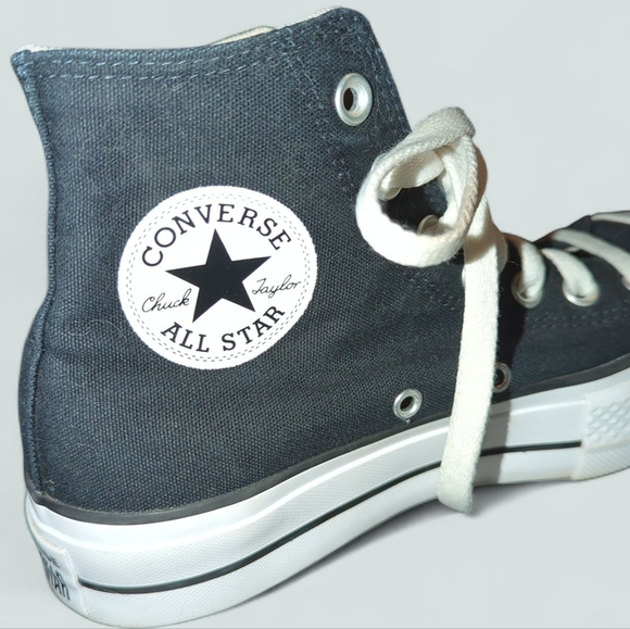 Converse Chuck Taylor All Star high-top sneaker. Size 7 - Picture 3 of 5